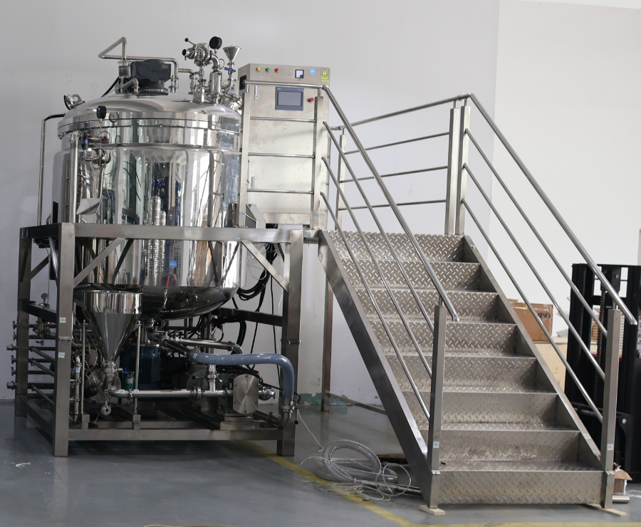 Let's see how we load and ship a 2000L vacuum emulsifier.