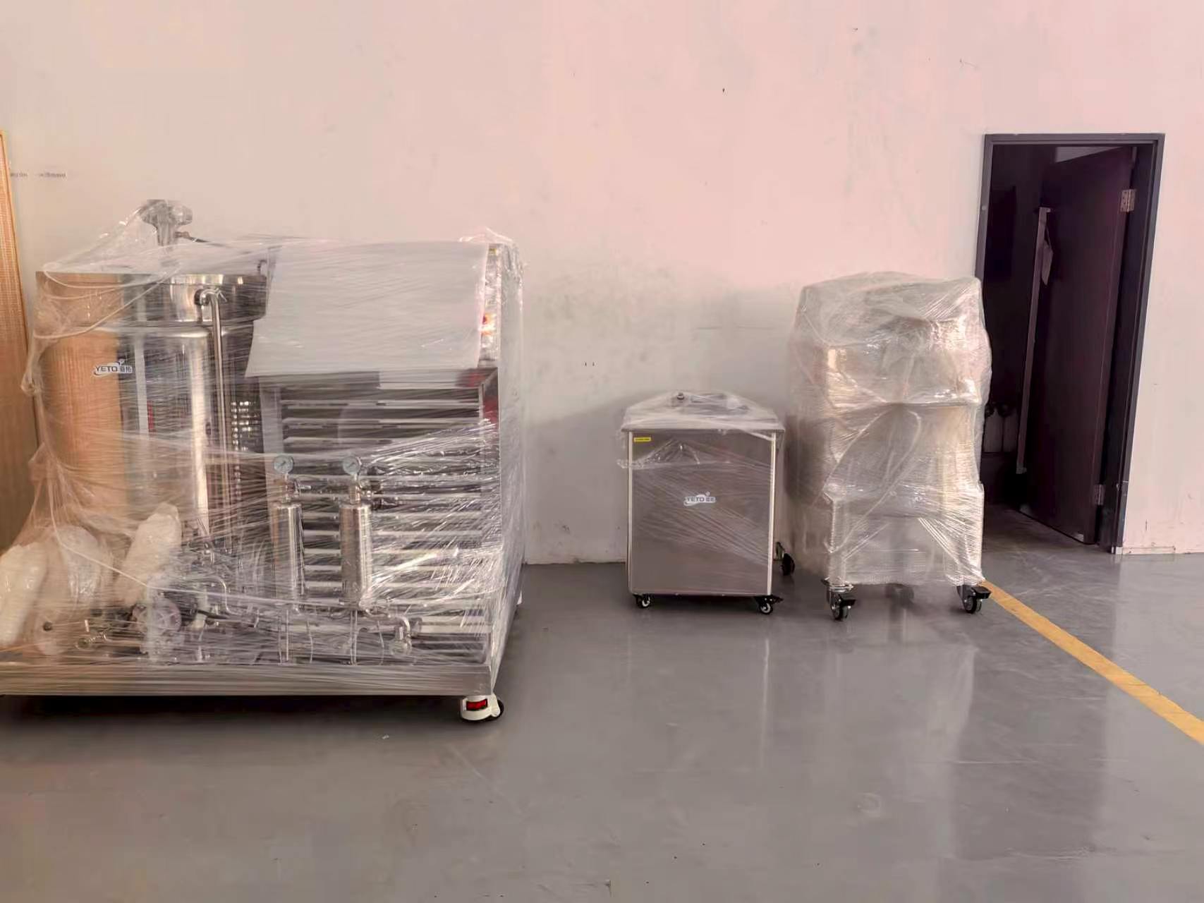 Perfume machine, bottle cleaning machine, storage tank delivery. Do every delivery with care. 